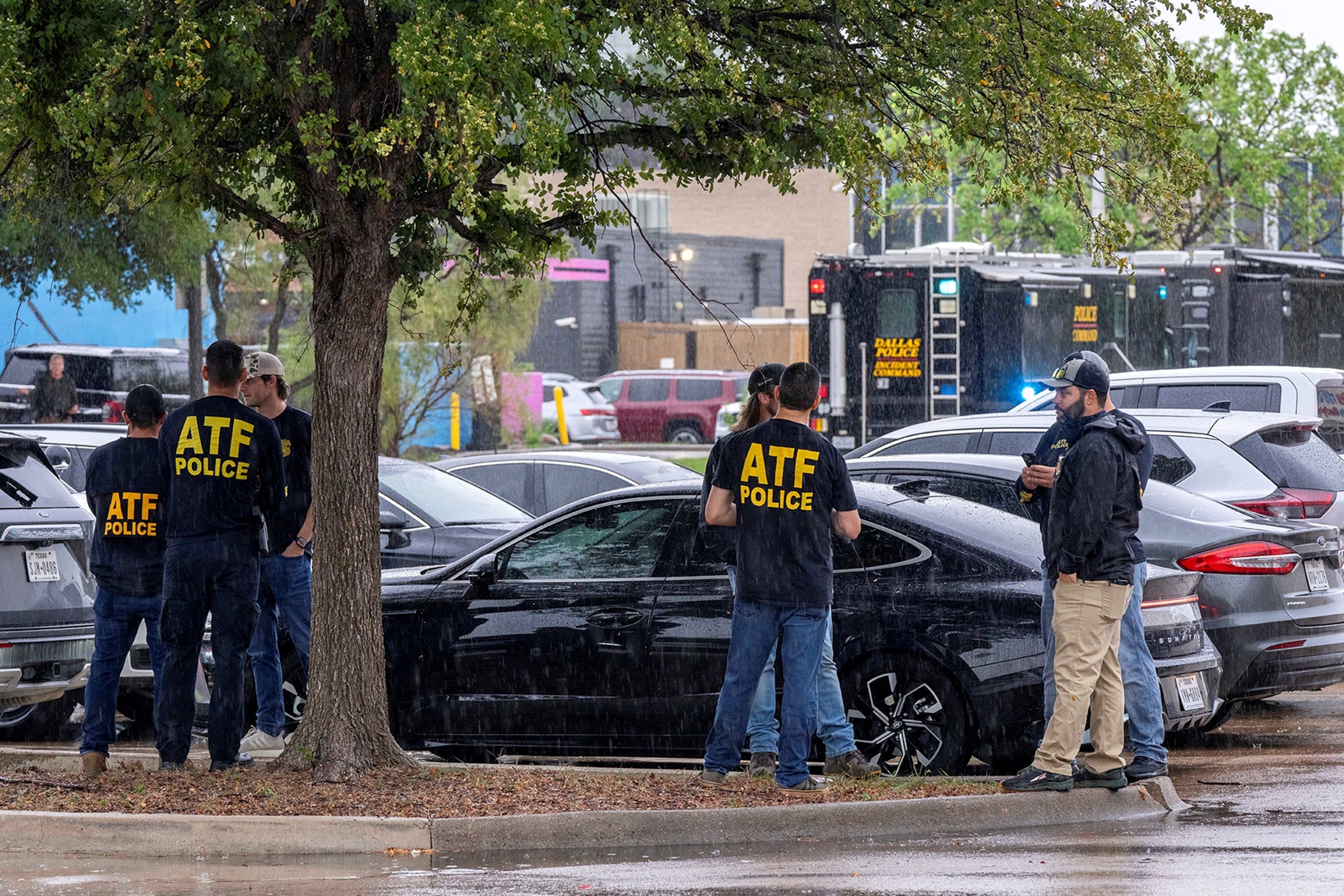 Sniper opens fire on Dallas ICE facility, killing 1 detainee, woun…