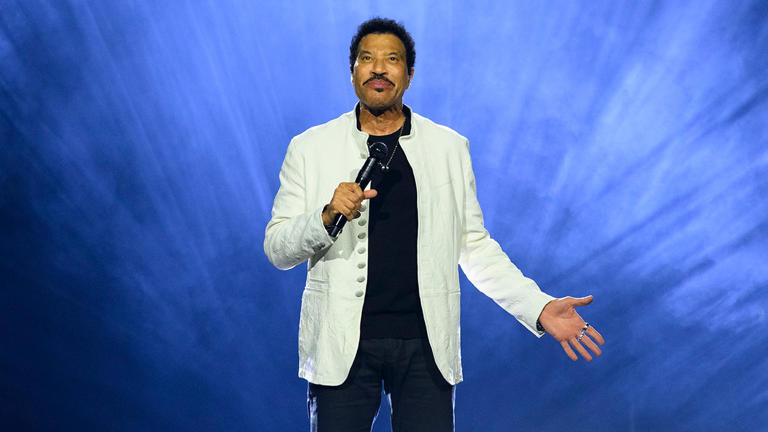 Lionel Richie hospitalized in St. Louis after summer of health sc…