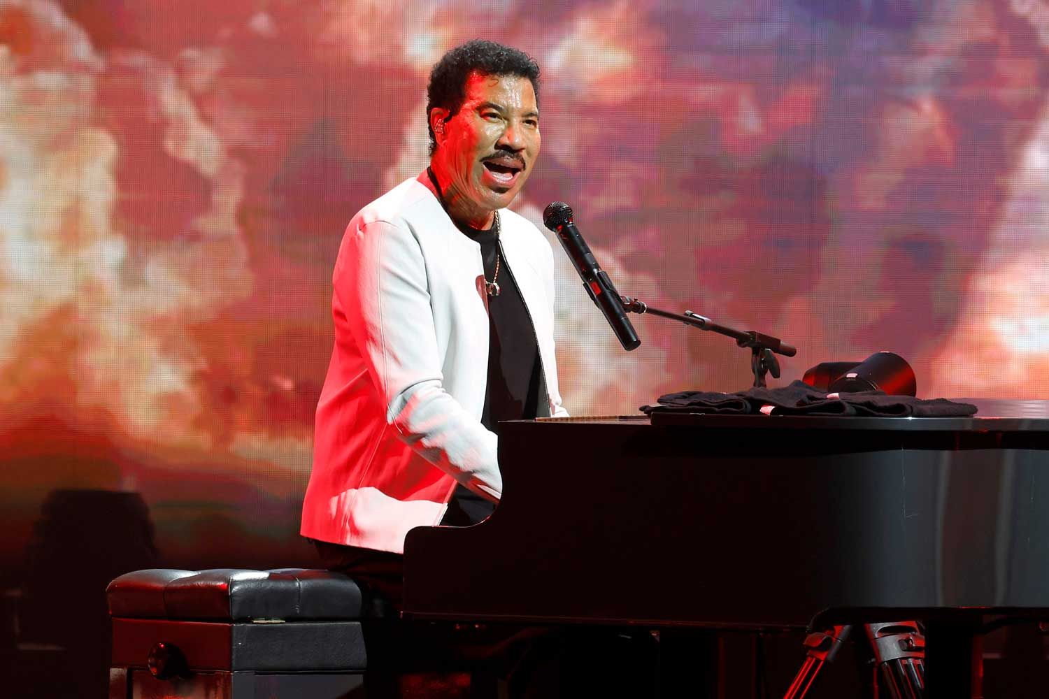 Lionel Richie hospitalized after medical incident on stage (report)